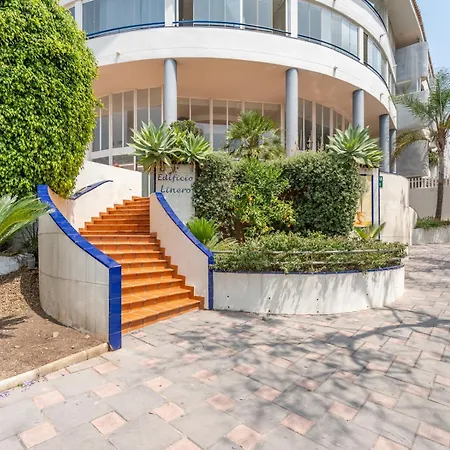 Апартаменти Pass The Keys Stylish 3 Bed Flat In Pacos